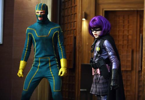 さえないヒーロー《キック・アス》（左）と最強ヒロイン《ヒット・ガール》（右）