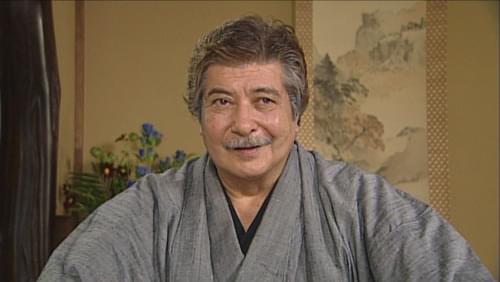 故・岡田眞澄は地域の実力者役で出演。