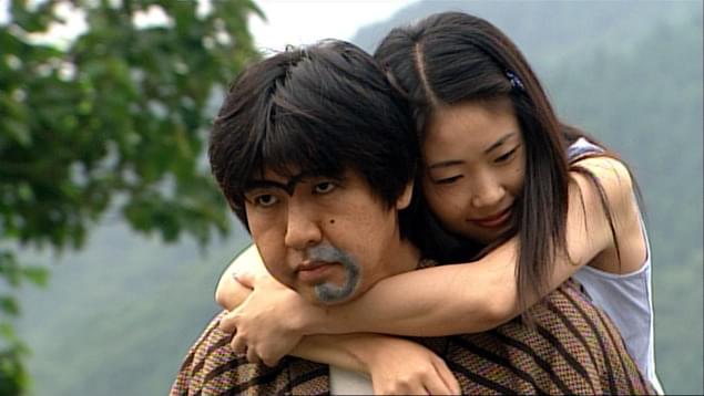 監督自らが主演を張り、“政治とカネ”の問題を描いた社会派コメディ