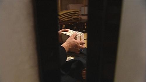 温泉宿の一室でワイロのやり取りが行われる