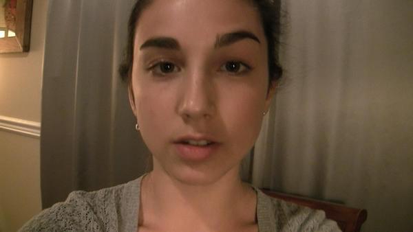 超常現象の謎に迫ろうとする10代の娘、アリ