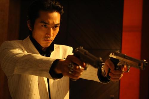 ソン・スンホンがスタイリッシュにキメる“二丁拳銃”