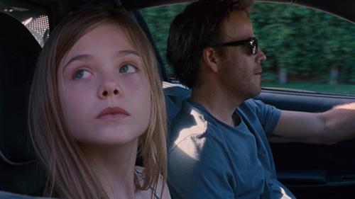 “ママはいつ戻るんだろう？ パパは忙しいし……” とクレオ（エル・ファニング）は涙を流す