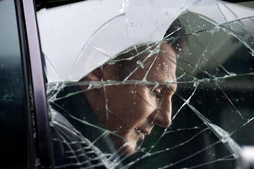 水没するタクシーからの脱出方法も綿密に描写