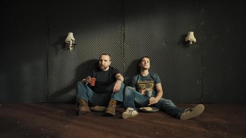 無言のままアジトを作り上げていく2人を追う オープニングにぐいぐいと引き込まれる