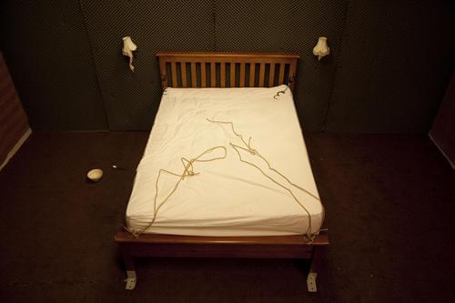 監禁部屋という密室で繰り広げられる鬼気迫る心理戦