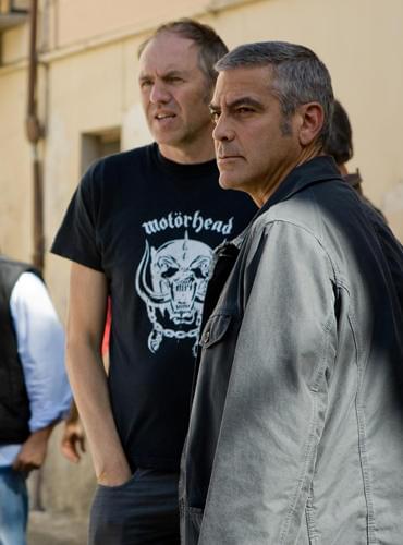 クルーニーに演出中のコービン監督（左）