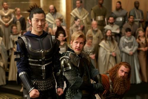 浅野忠信（左）は、ソーに仕える3人の戦士の 1人としてアクションも披露