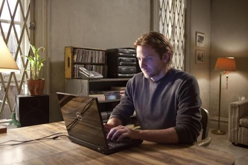 1行も書けない毎日を過ごす作家志望のエディ