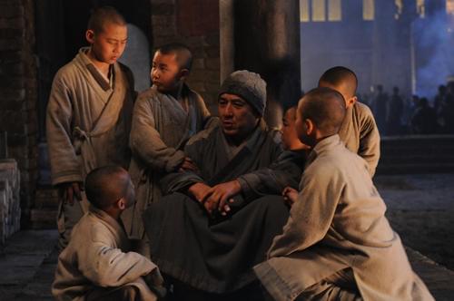 ジャッキー・チェンはコミカルな持ち味を発揮