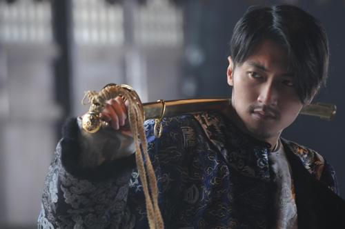 侯杰を裏切る曹蛮役のニコラス・ツェー