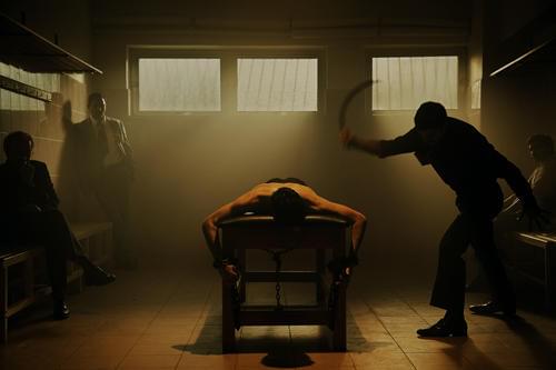 逃亡を図ればムチ打ちが待つ