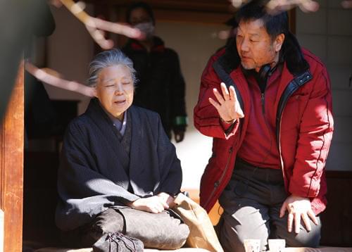 樹木希林を演出中の原田監督(右)