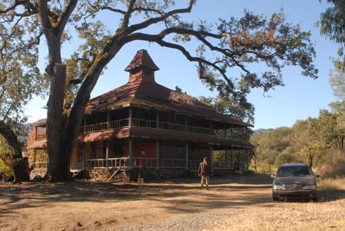 かつての事件と現在の少女殺人が影響し合う