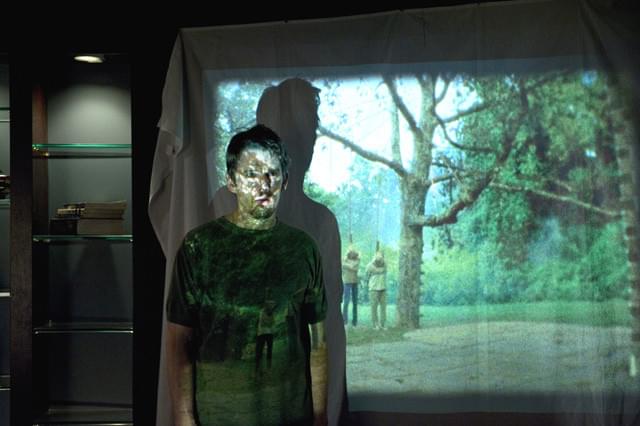 8ミリフィルムの呪いに捕われた作家の運命を描く