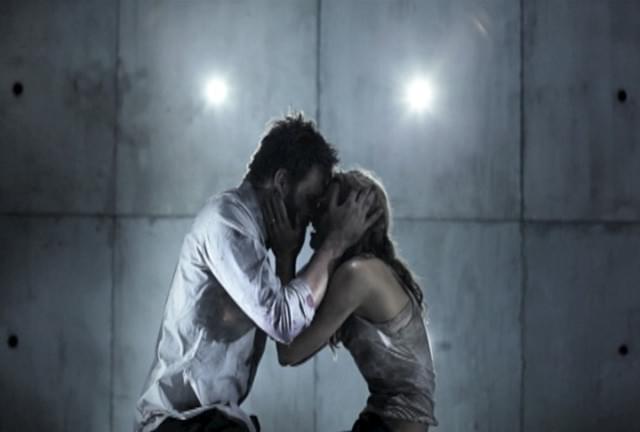 抱擁し合う2人の姿は果たして夢か現実か?