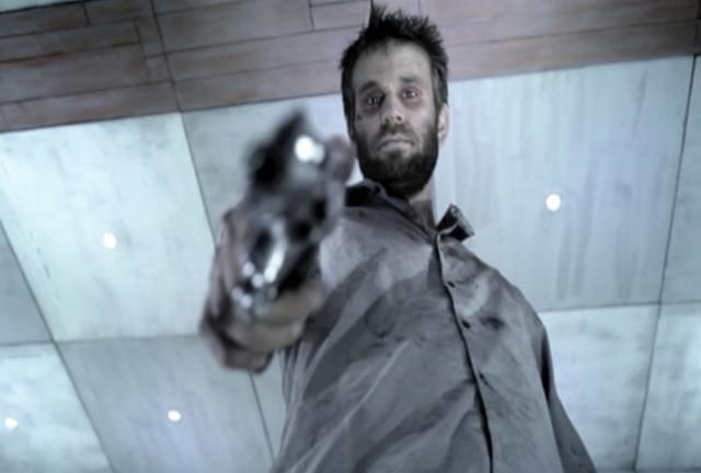 強いられる緊張から精神も崩壊していく夫……