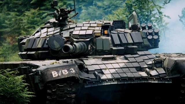 ロシア軍の協力によりT-72戦車ほか実際の兵器が登場