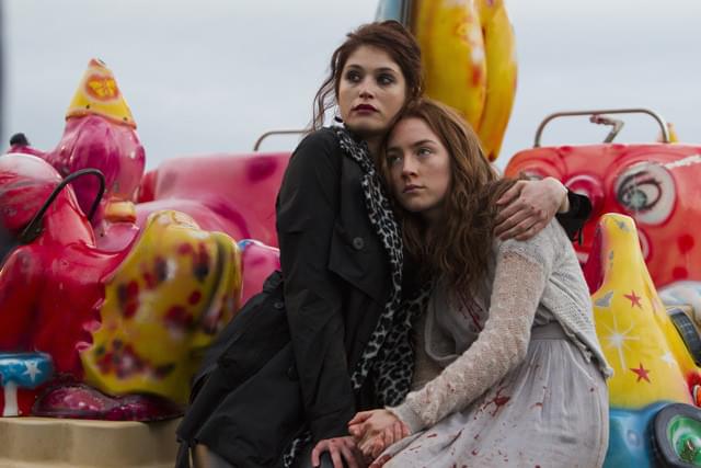 16歳のエレノア、24歳のクララの本当の関係とは？