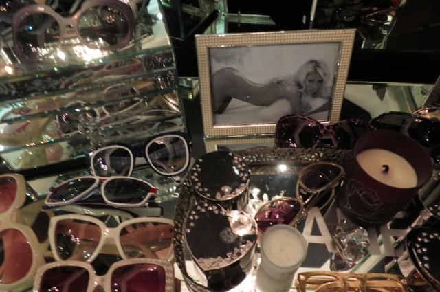 膨大なファッションアイテムが登場するヒルトンの自宅