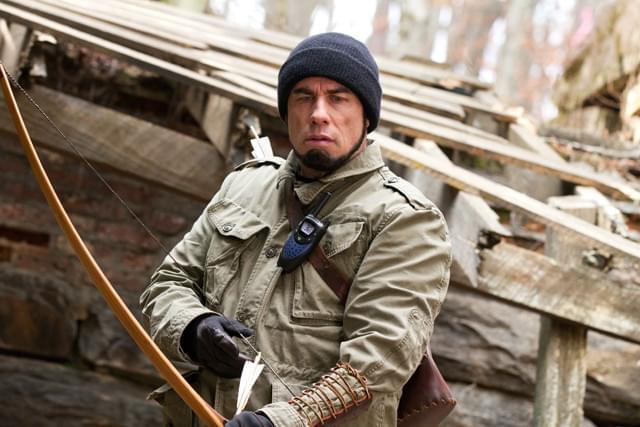 トラボルタ扮する元セルビア兵、コヴァチ