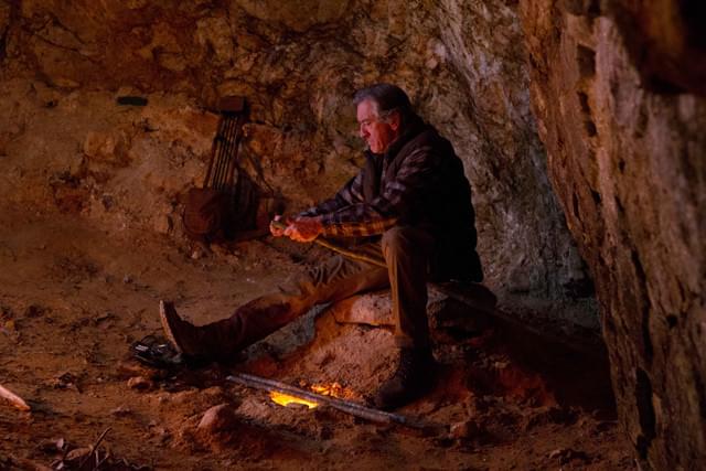 自らで傷を治療し、ハンドメイドの武器で反撃する