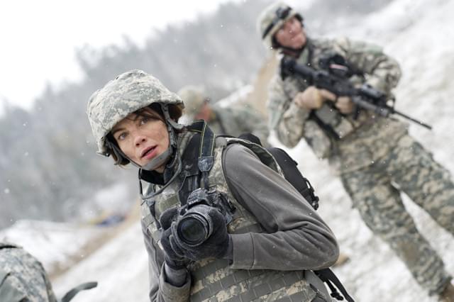 元戦場カメラマンのサラは自爆テロに遭い視力を失う