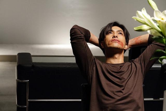 端麗な容姿と無機質な自室が、独特の世界を形成