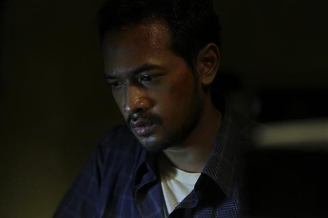 汚職にまみれた男を追うバユ