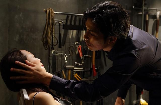 “獲物”を冷酷に見つめる野村