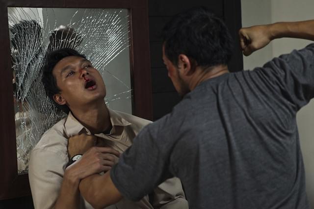 ジャーナリストのバユもまた、狂気を開花させていく