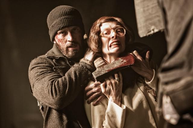 リーダー役のC・エバンスと支配層役のT・スウィントン