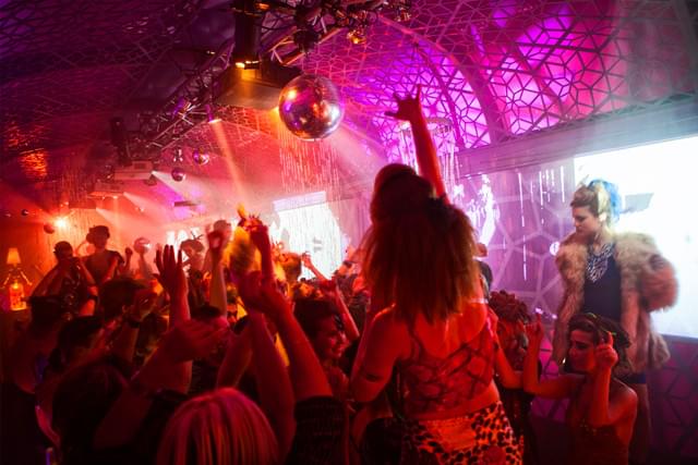 ハリウッド、欧州、アジアの才能が融合した映像世界