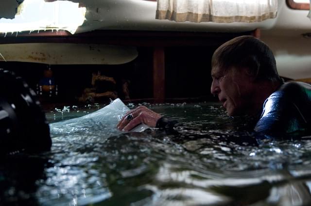 海上のコンテナに激突し、ヨットは浸水に見舞われる