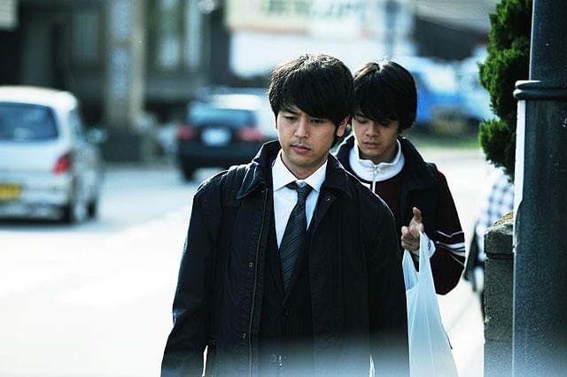 真面目でナイーブな兄を演じるのは妻夫木聡