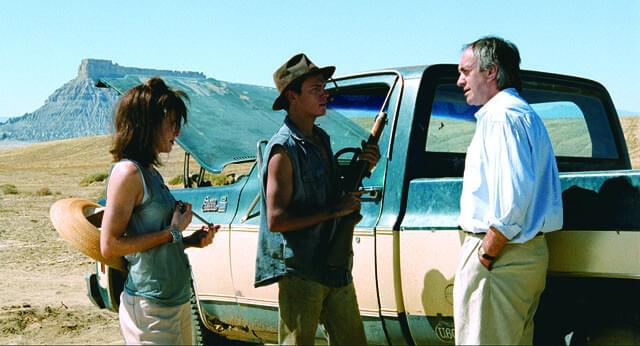 荒野に暮らす青年の元に映画人夫婦がたどり着くが……