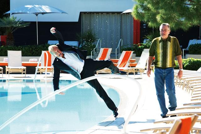 ダグラスがプールに落とされる!?