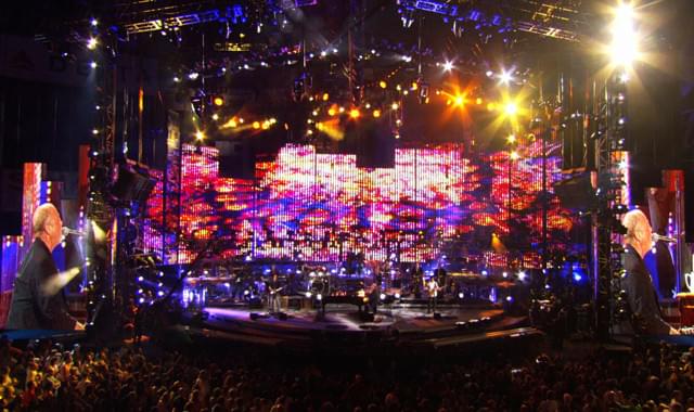 続々と登場する豪華ゲストとの共演も見もの!