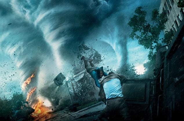 1本2本は当たり前! 炎まで巻き上げる竜巻群が襲来!──さらには、合体して超巨大竜巻に!