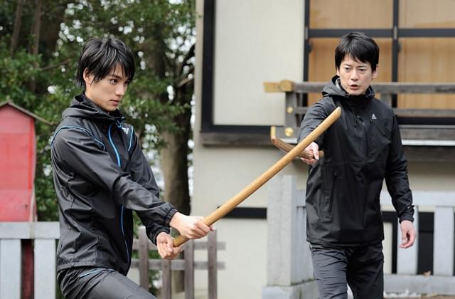 福士蒼汰（左）も見事な殺陣を披露する