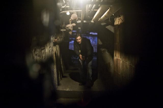 誰もいない暗い地下室を恐る恐る進むと……