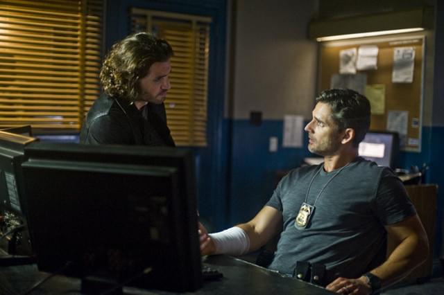 耳鳴りに悩まされるサーキは神父に相談する