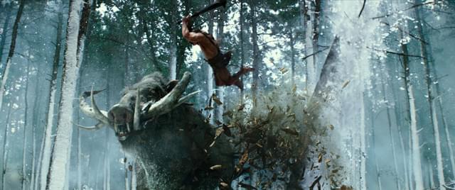 こん棒で飛びかかり大イノシシを粉砕！