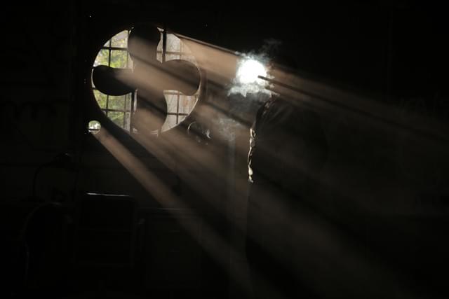 徐々に明らかになる過去の悲劇