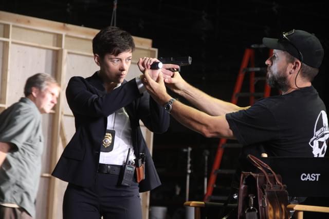 海軍出身の監督(右)が銃の構えも直接指導!