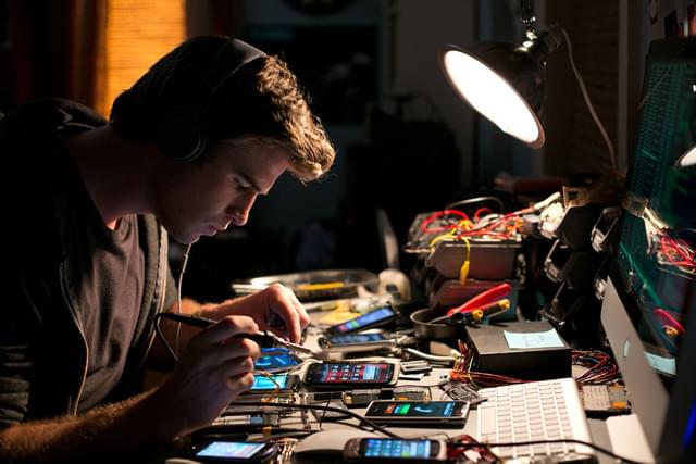 IT分野で成功を夢見る野心家アダム