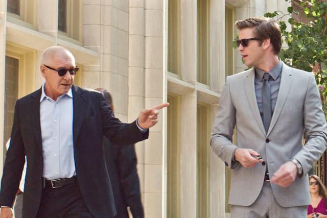 密偵として潜入したアダムに信頼を寄せていく