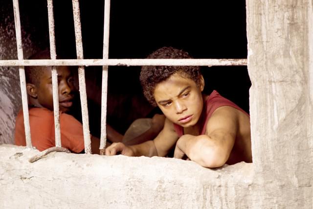 現地の無名の少年たちが出演