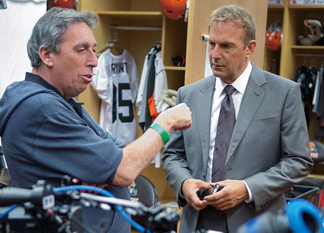 コスナーを演出中のライトマン監督（左）