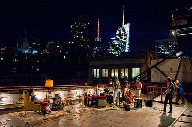 爽やかな感動を呼ぶ仲間とのライブ・シーン